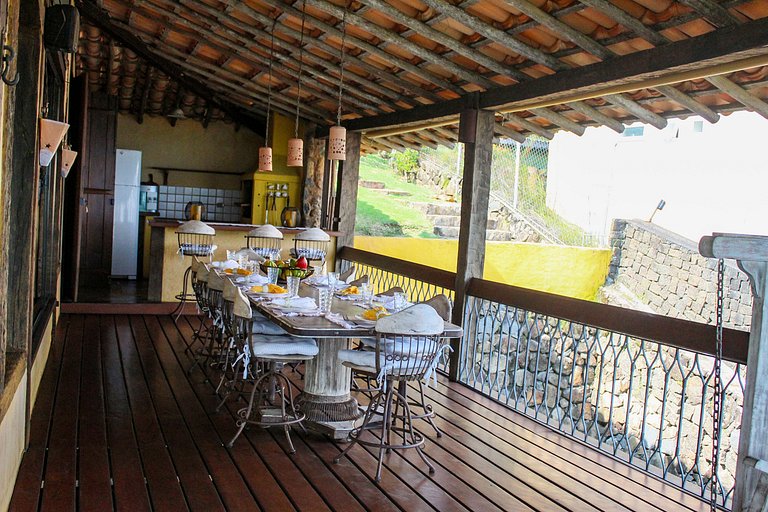 Casa ampla, piscina, churrasqueira e vista mar