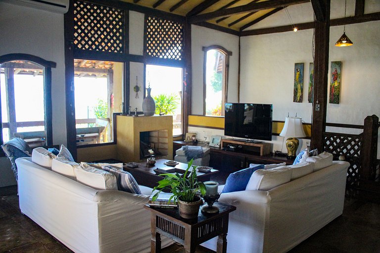 Casa ampla, piscina, churrasqueira e vista mar