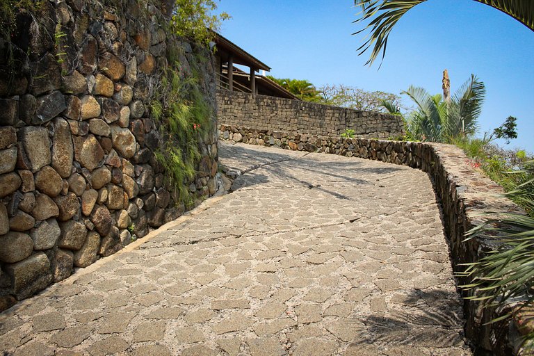Casa ampla, piscina, churrasqueira e vista mar