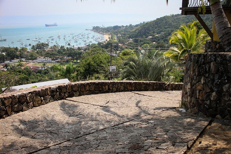 Casa ampla, piscina, churrasqueira e vista mar