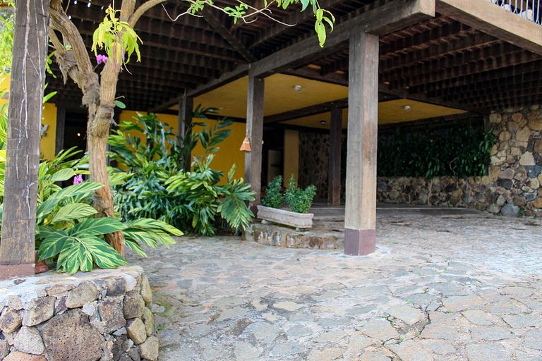 Casa ampla, piscina, churrasqueira e vista mar