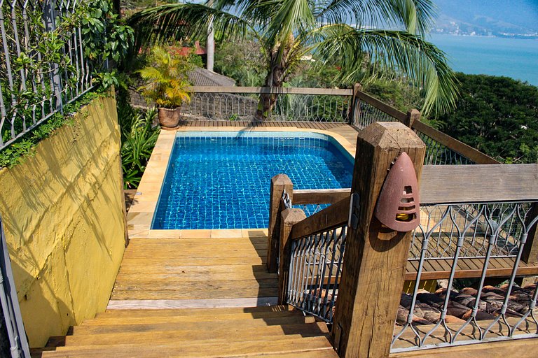 Casa ampla, piscina, churrasqueira e vista mar