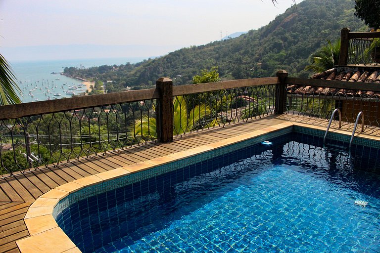 Casa ampla, piscina, churrasqueira e vista mar