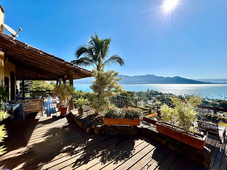 Casa ampla, piscina, churrasqueira e vista mar