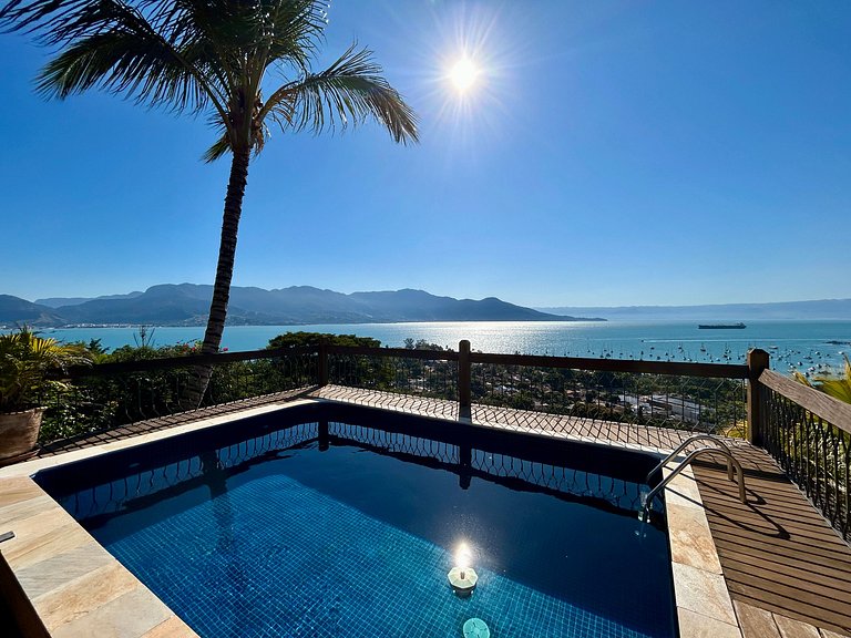 Casa ampla, piscina, churrasqueira e vista mar