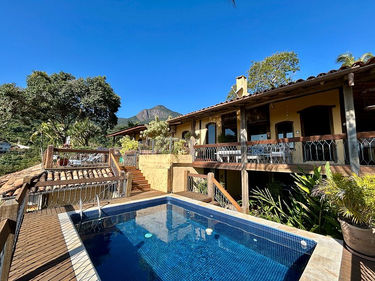 Casa ampla, piscina, churrasqueira e vista mar