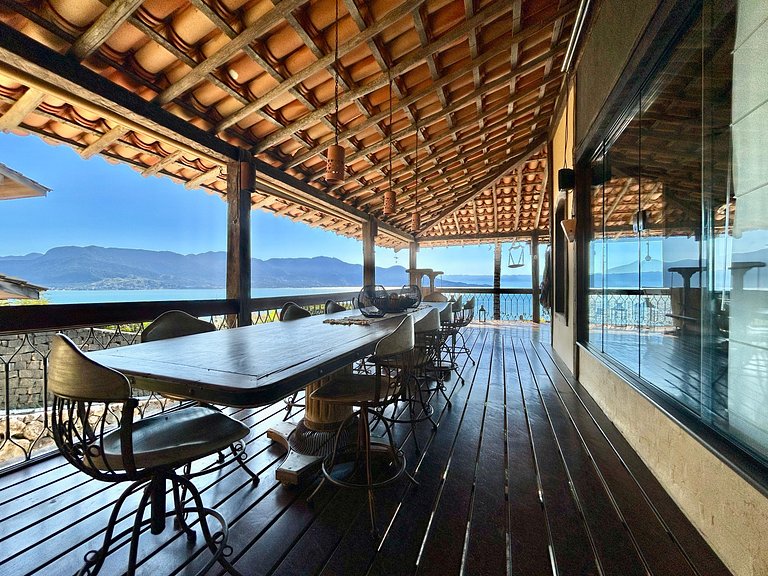 Casa ampla, piscina, churrasqueira e vista mar
