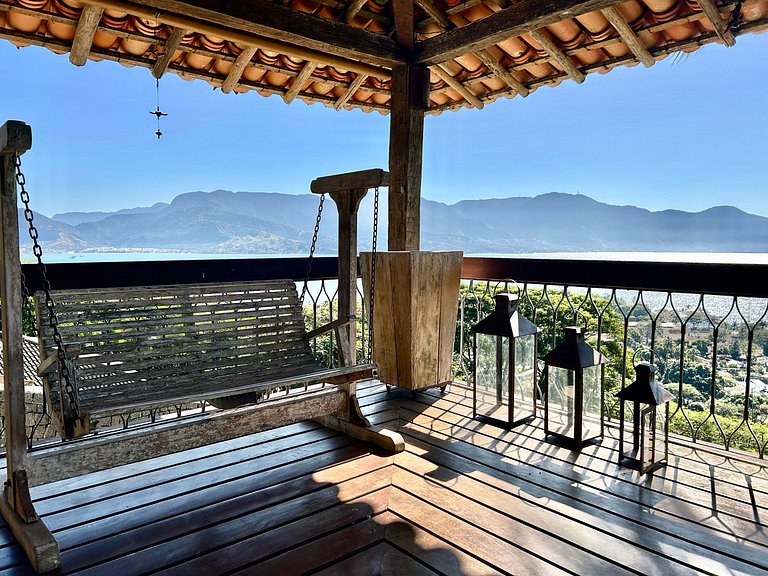 Casa ampla, piscina, churrasqueira e vista mar