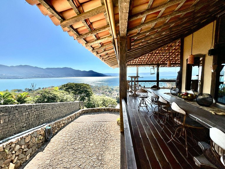Casa ampla, piscina, churrasqueira e vista mar
