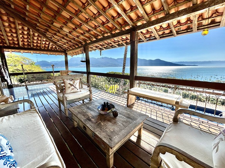 Casa ampla, piscina, churrasqueira e vista mar