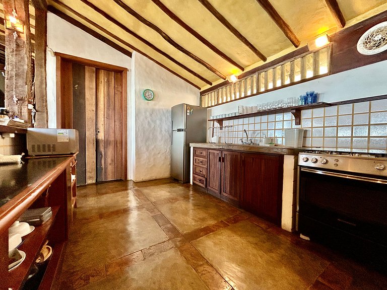 Casa ampla, piscina, churrasqueira e vista mar