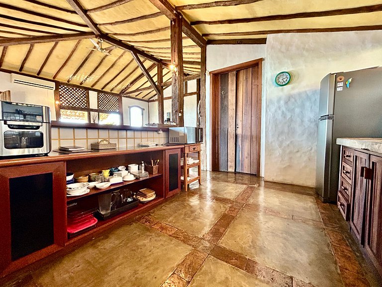 Casa ampla, piscina, churrasqueira e vista mar