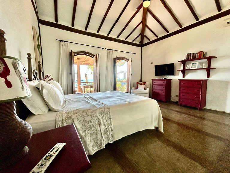 Casa ampla, piscina, churrasqueira e vista mar