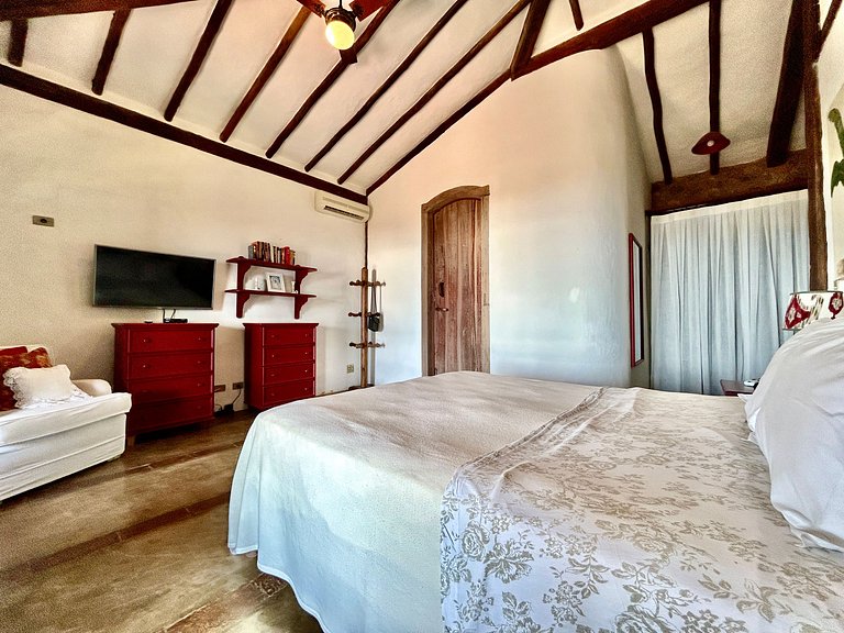 Casa ampla, piscina, churrasqueira e vista mar