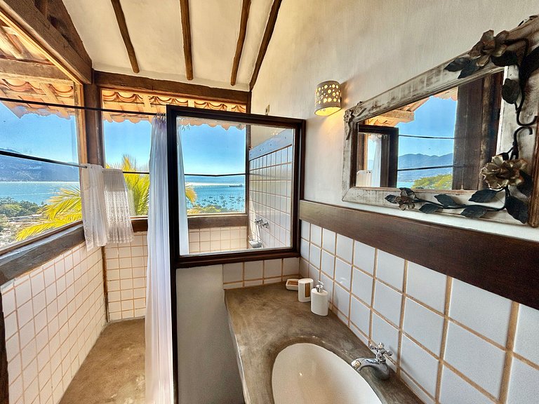 Casa ampla, piscina, churrasqueira e vista mar