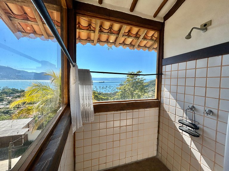 Casa ampla, piscina, churrasqueira e vista mar