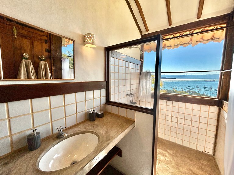 Casa ampla, piscina, churrasqueira e vista mar