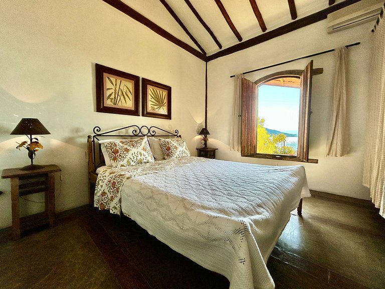Casa ampla, piscina, churrasqueira e vista mar
