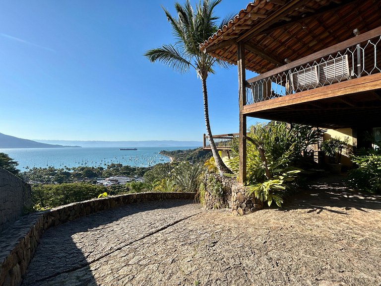 Casa ampla, piscina, churrasqueira e vista mar