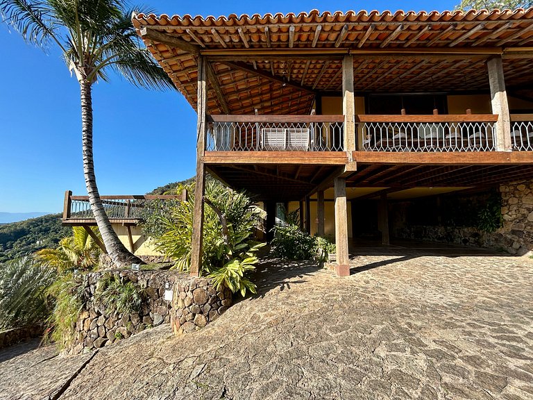 Casa ampla, piscina, churrasqueira e vista mar