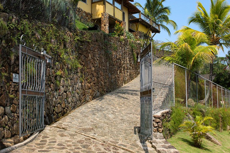 Casa ampla, piscina, churrasqueira e vista mar