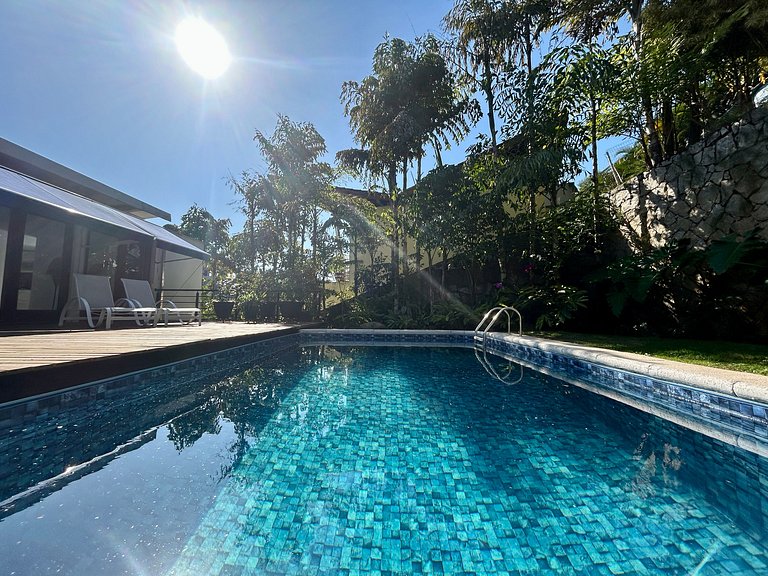 Casa em condomínio, piscina e vista espetacular
