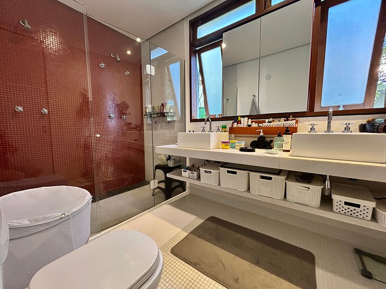 Casa em condomínio, piscina e vista espetacular