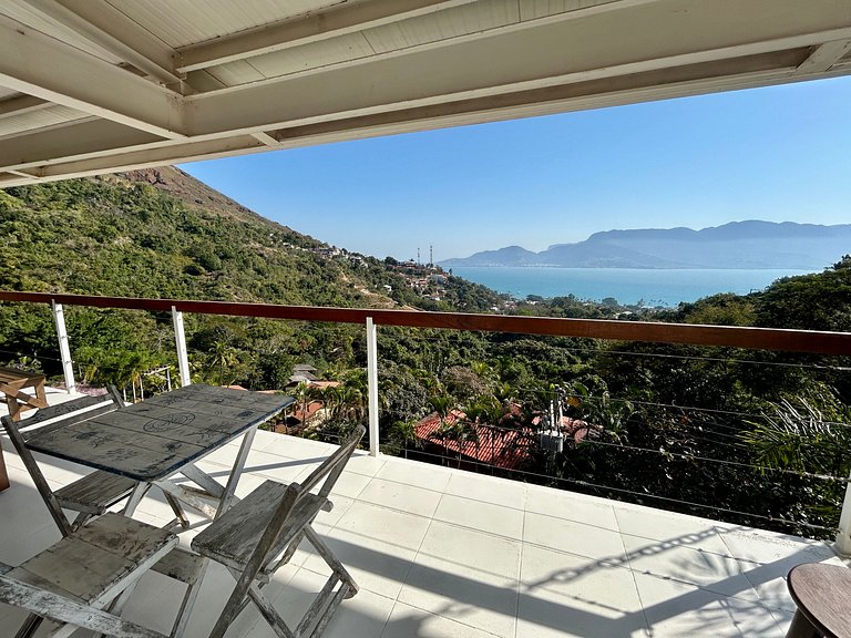 Casa em condomínio, piscina e vista espetacular
