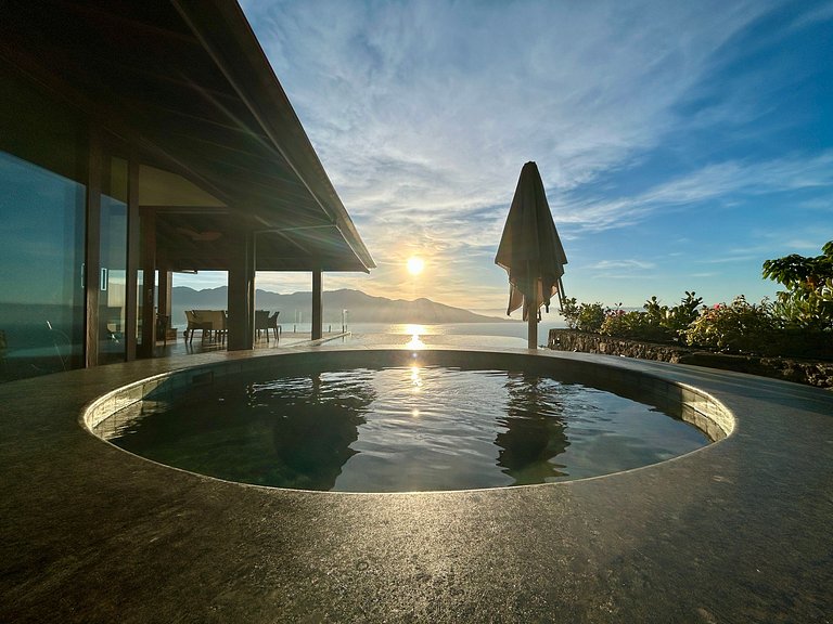 Piscina aquecida, hidro, espaço gourmet e vista