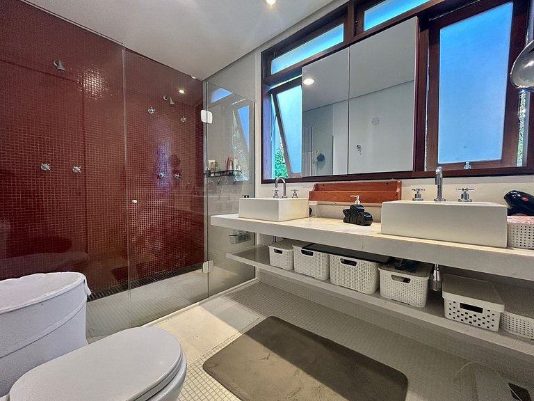 Casa em condomínio, piscina e vista espetacular