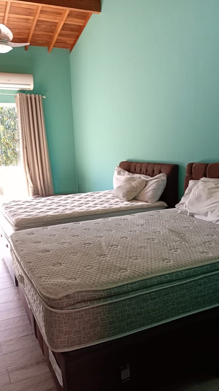 Casa com piscina, cinema, área jogos e vista mar