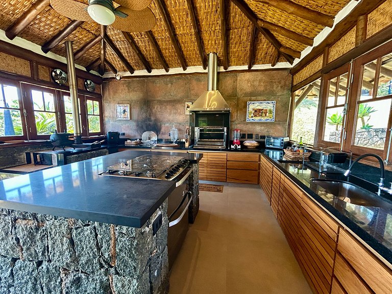 Piscina, espaço gourmet climatizado, vista mar