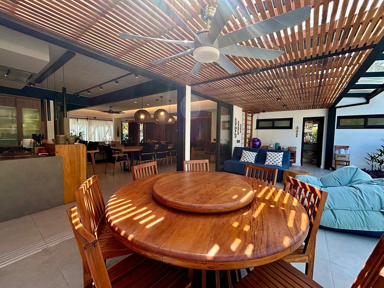 Casa de Alto Padrão no Condomínio Palmares – Frente ao Mar e