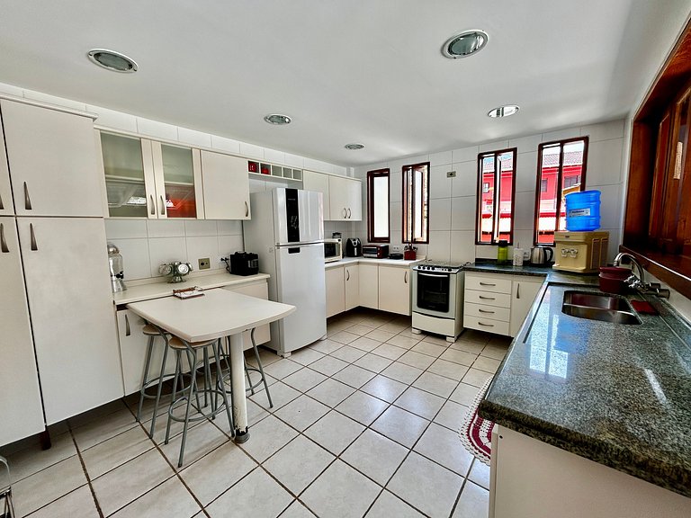 A 50m da praia Itaguassu, piscina, churrasqueira