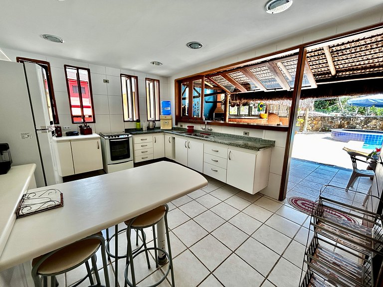 A 50m da praia Itaguassu, piscina, churrasqueira