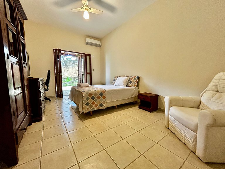 A 50m da praia Itaguassu, piscina, churrasqueira