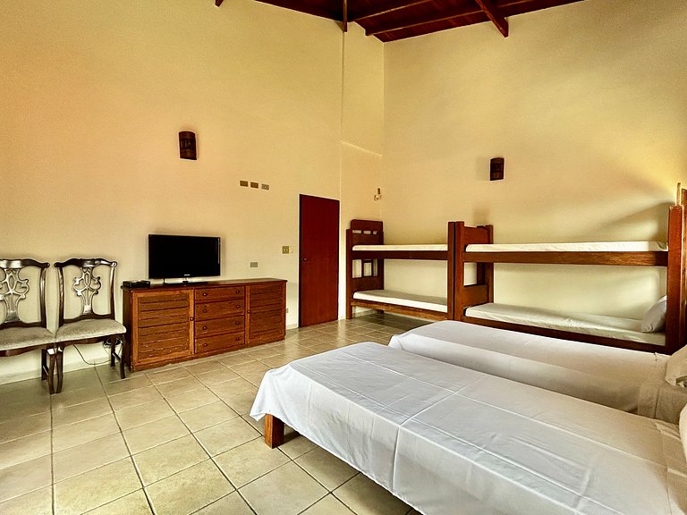 A 50m da praia Itaguassu, piscina, churrasqueira