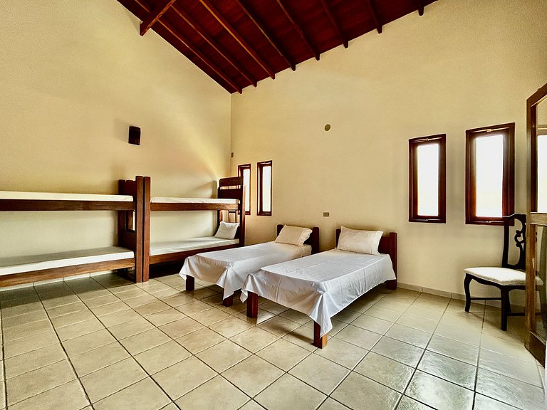 A 50m da praia Itaguassu, piscina, churrasqueira