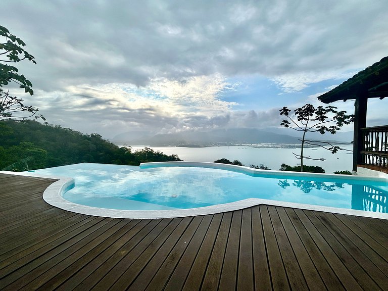Vista deslumbrante, piscina e espaço gourmet