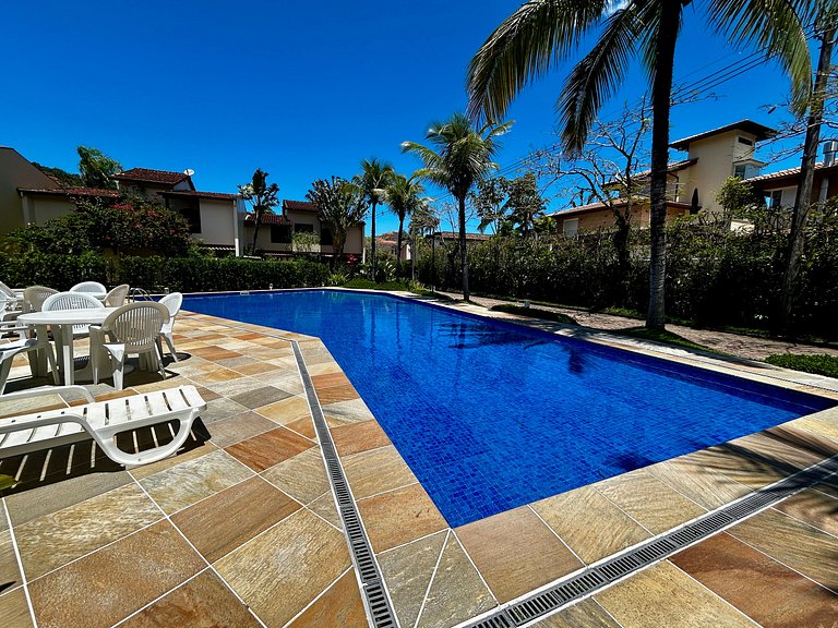 Casa em condomínio em frente à praia da Baleia