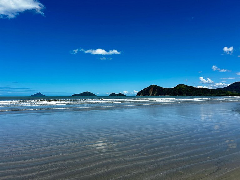 Casa em condomínio em frente à praia da Baleia