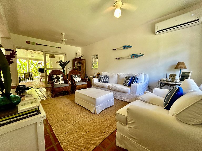 Casa em condomínio em frente à praia da Baleia