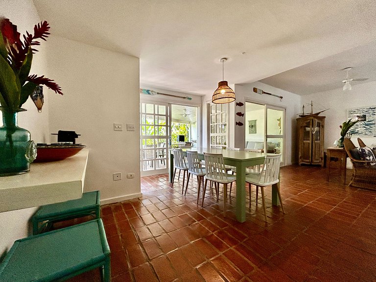 Casa em condomínio em frente à praia da Baleia