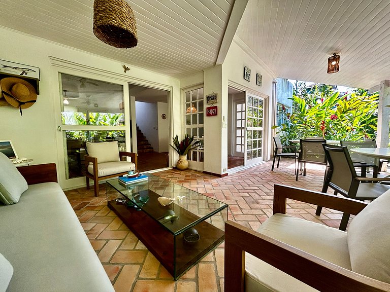 Casa em condomínio em frente à praia da Baleia