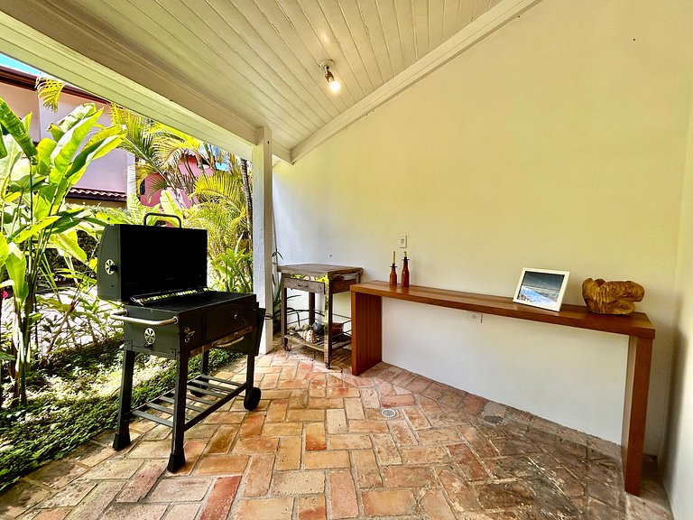 Casa em condomínio em frente à praia da Baleia