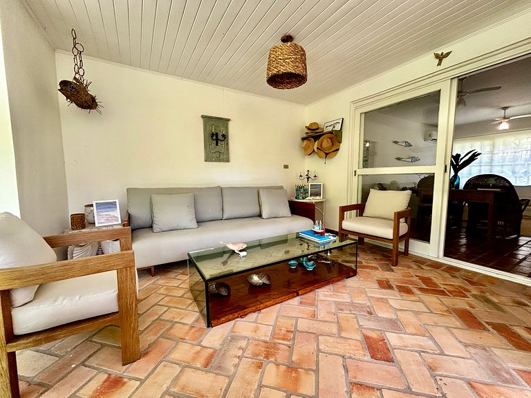 Casa em condomínio em frente à praia da Baleia