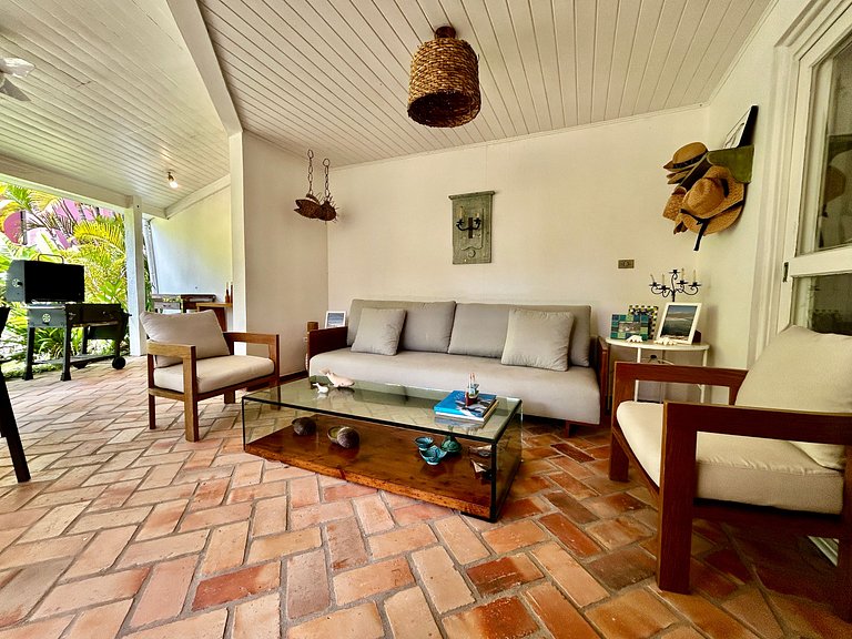 Casa em condomínio em frente à praia da Baleia