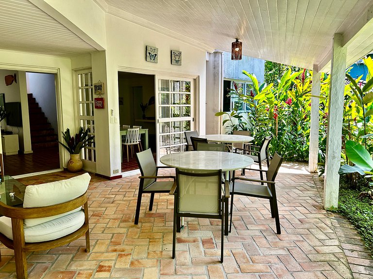 Casa em condomínio em frente à praia da Baleia