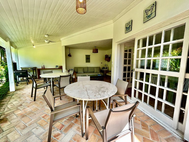 Casa em condomínio em frente à praia da Baleia