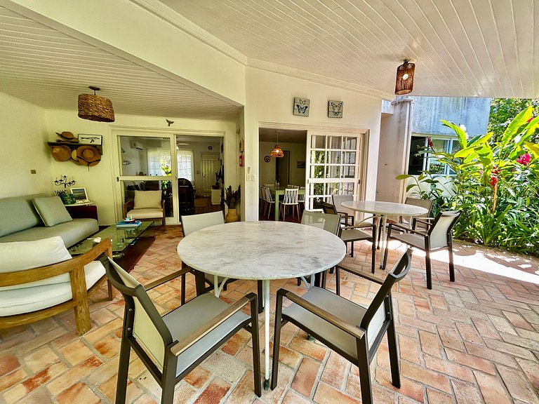 Casa em condomínio em frente à praia da Baleia